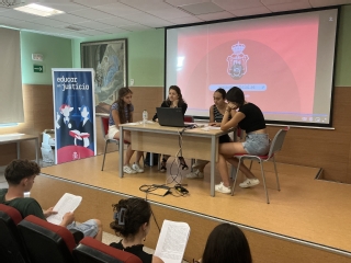 Representación teatral de un juicio de menores